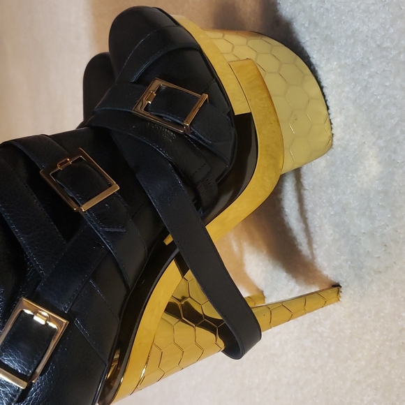 Versace size 39 color black leather 100% Authentic - Picture 7 of 17